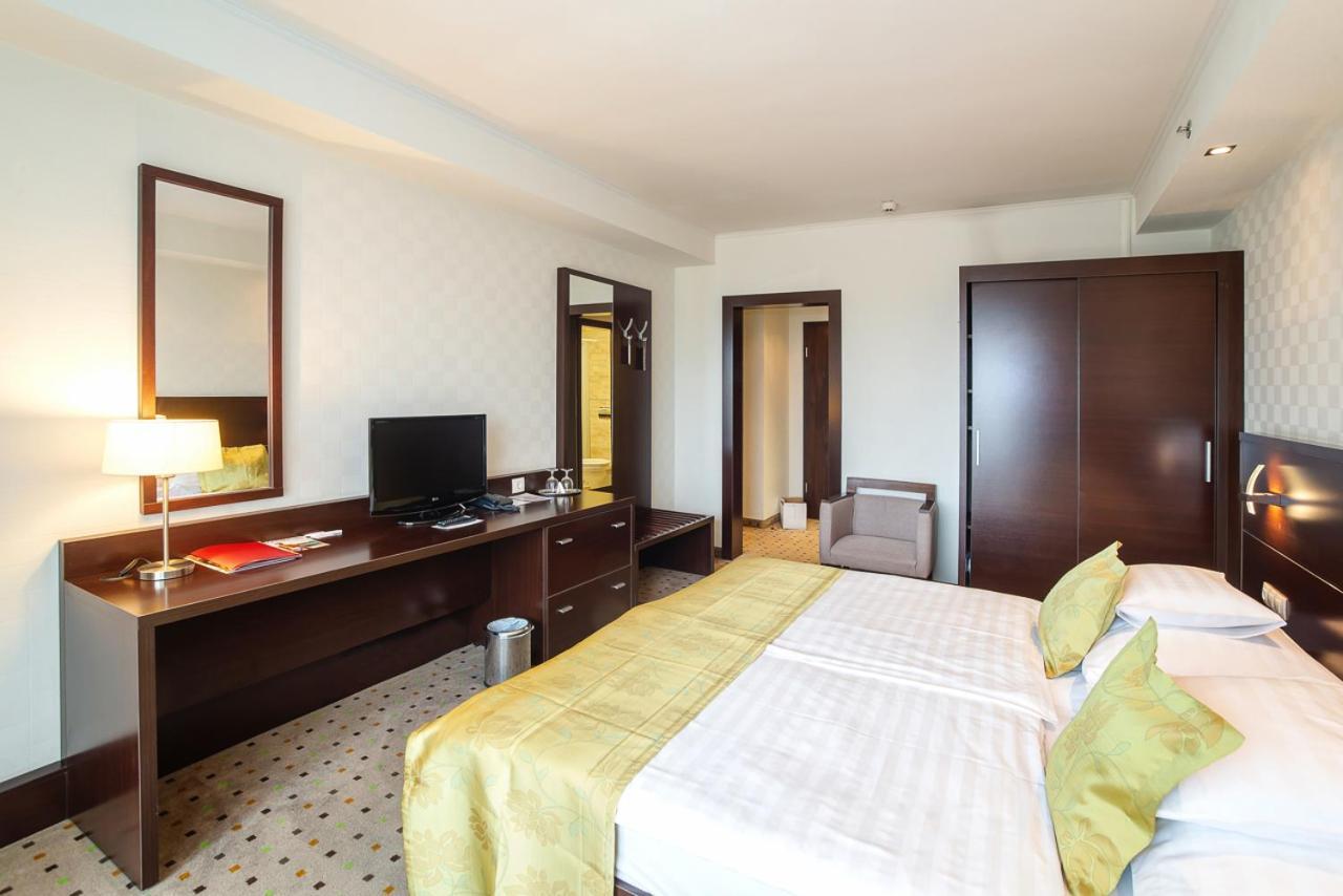 Hunguest Hotel Дьюла Екстер'єр фото