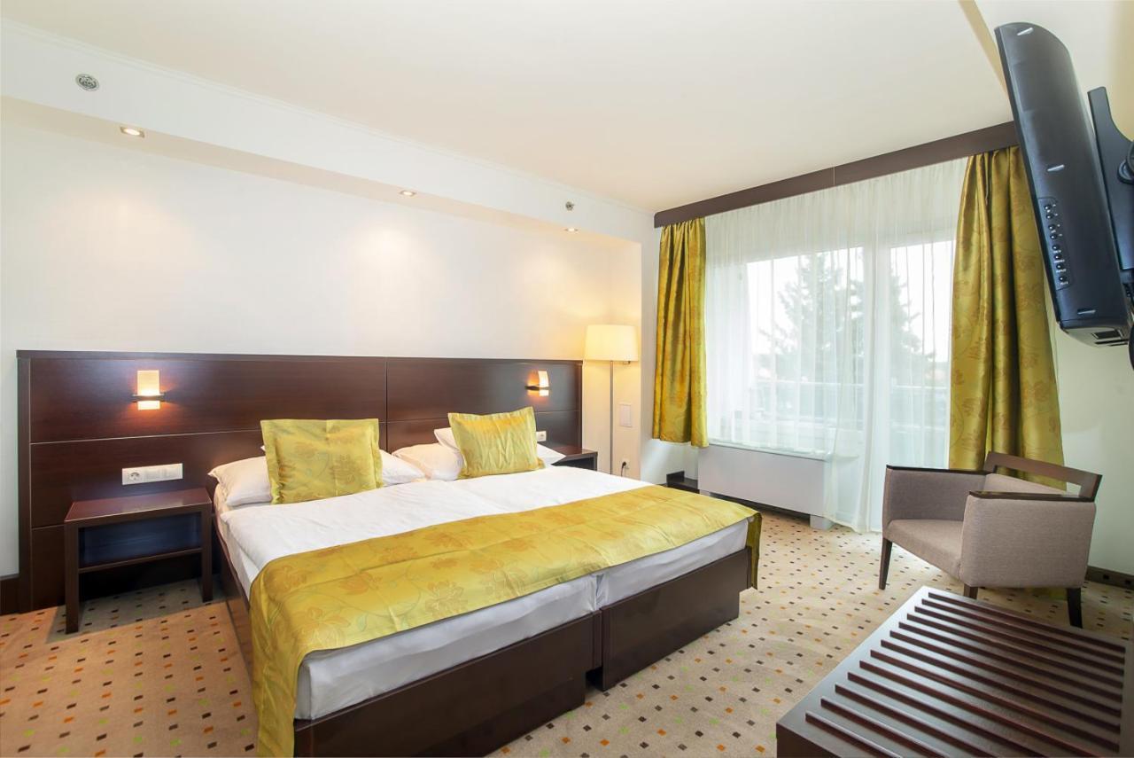 Hunguest Hotel Дьюла Екстер'єр фото