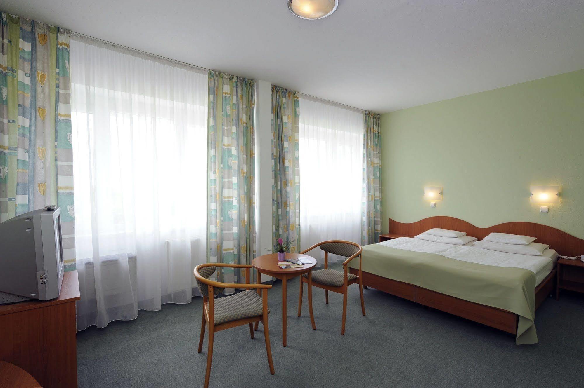 Hunguest Hotel Дьюла Екстер'єр фото